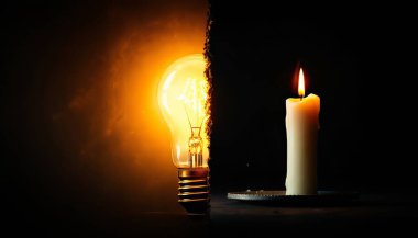 Bir tarafta parlayan bir ampul, diğer tarafta eriyen bir mum, eskiye karşı yeniyi simgeliyor.