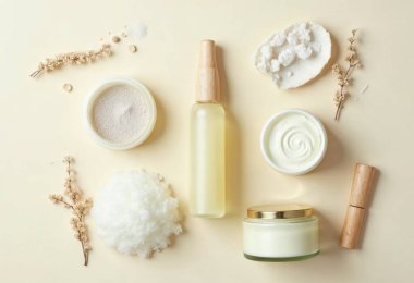 Çevre dostu kozmetik modelleme üst görünüm bambu cam kaplar minimalist arka plan organik cilt tarzı