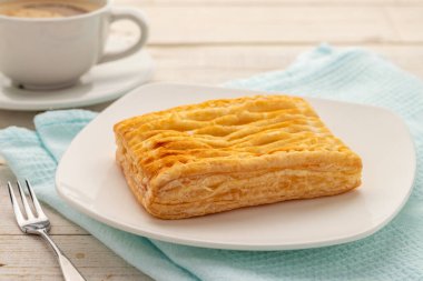 Küçük ölçekli fırınlanmış ananaslı turta, kahve molası için bir fincan kahveyle birlikte servis edilir..