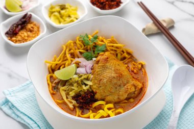 Khao soi tavuğu, körili pilav, Tayland 'ın kuzeyinden popüler bir yemek. Düz ya da yuvarlak yumurtalı erişte üzerine tavuk, sebze ve baharatlı köri dökülmüş..