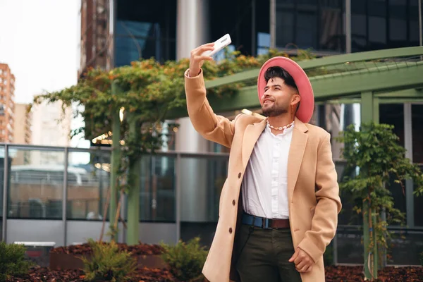 Giovane Uomo Ispanico Prendendo Selfie All Aperto Moderno Hipster Stile — Foto Stock