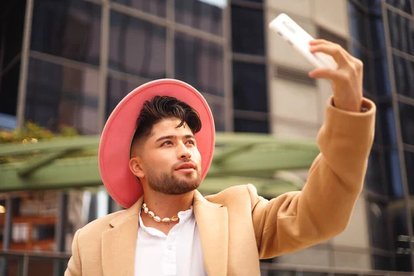 Joven Hispano Tomando Selfie Aire Libre Moderno Hipster Estilo Moderno — Foto de Stock