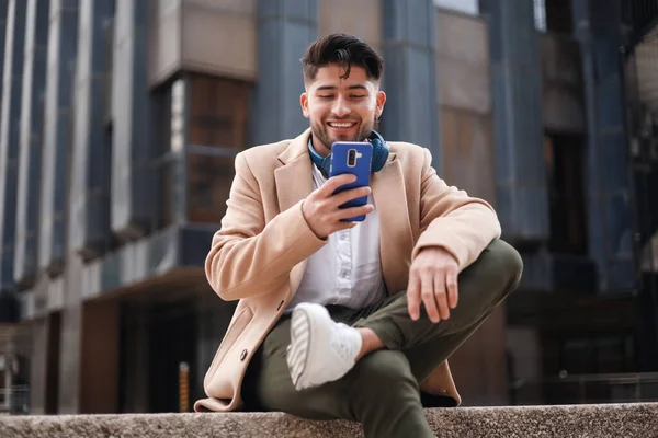 Giovane Uomo Latino Elegante Utilizzando Cellulare Seduto All Aperto — Foto Stock