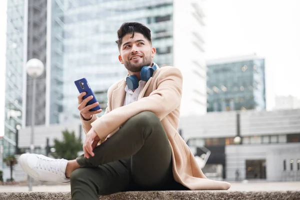 Giovane Uomo Americano Utilizzando Smartphone Seduto All Aperto — Foto Stock