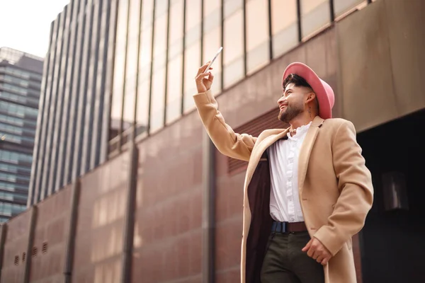 Giovane Uomo Latino Scattare Selfie Nel Moderno Quartiere All Aperto — Foto Stock