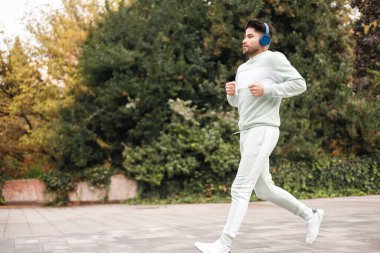 Genç Kolombiyalı bir adam şehrin parkında koşuyor.