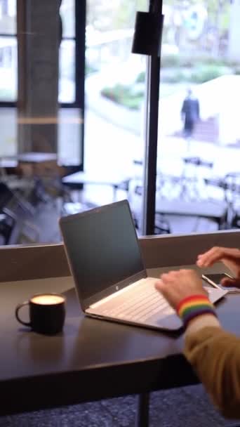 Καυκάσιος Νεαρός Άνδρας Βραχιόλι Igbt Που Εργάζεται Φορητό Υπολογιστή Υψηλής — Αρχείο Βίντεο