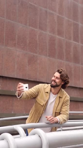 Hombre Milenario Tomando Selfie Aire Libre Hombre Guapo Hipster Foto — Vídeo de stock