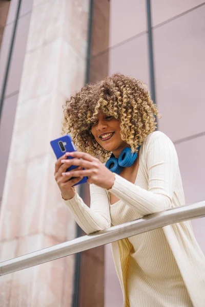 Afro Latin Woman Typing Smartphone Concepto Tecnología Casual People Shot — Foto de Stock