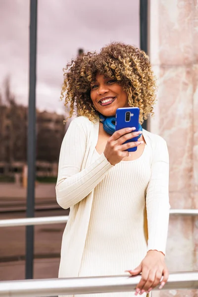 Retrato Mujer Latina Afro Moderna Usando Teléfono Inteligente Aire Libre — Foto de Stock