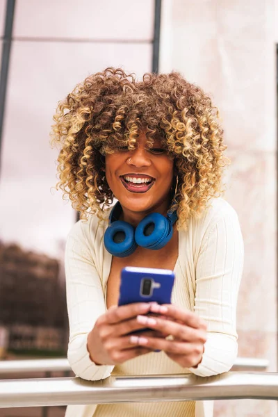 Busy Independent Portrait Afro Hair Woman Smartphone Earbuds Inglés Foto — Foto de Stock
