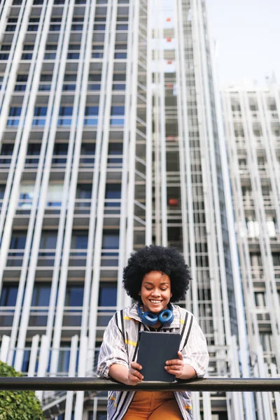 Mujer Afro Feliz Usando Tableta Vista Desde Abajo Fondo Moderno — Foto de Stock