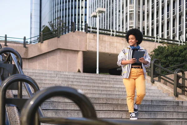 Mujer Afro Milenial Usando Tableta Ciudad Moderna Ella Está Caminando — Foto de Stock