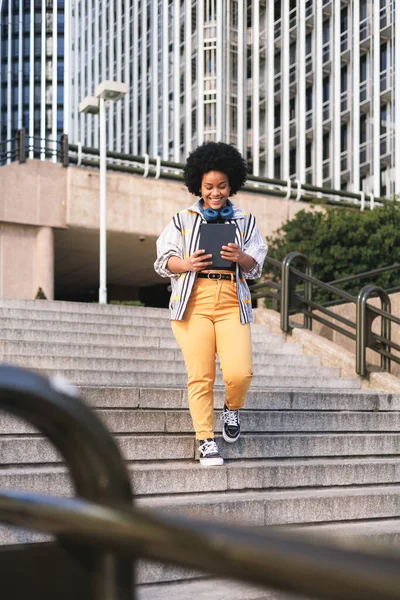 Mujer Afro Milenial Usando Tableta Ciudad Moderna Ella Está Caminando — Foto de Stock