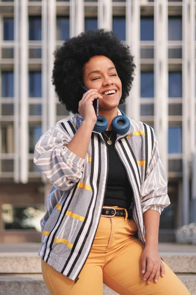 Mujer Afro Hablando Teléfono Aire Libre Moderno Foto Alta Calidad — Foto de Stock