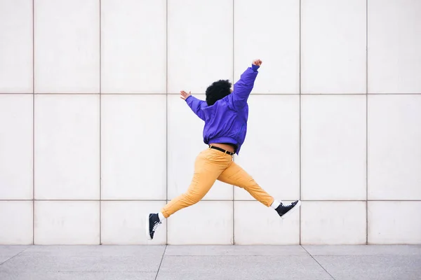 Mulher Afro Irreconhecível Saltar Sobre Parede Branca Foto Alta Qualidade — Fotografia de Stock