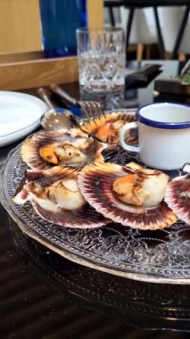 Restoran masasında ızgara deniz tarağı hazır. Yüksek kalite 4k görüntü