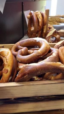 Pretzels, geleneksel Alman aperatifi, 4k dikey video. Yüksek kaliteli FullHD görüntüler