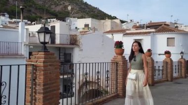 Genç beyaz kadın tipik İspanyol Endülüs kasabasını ziyaret ediyor. Yavaş hareket et. Yüksek kalite 4k görüntü