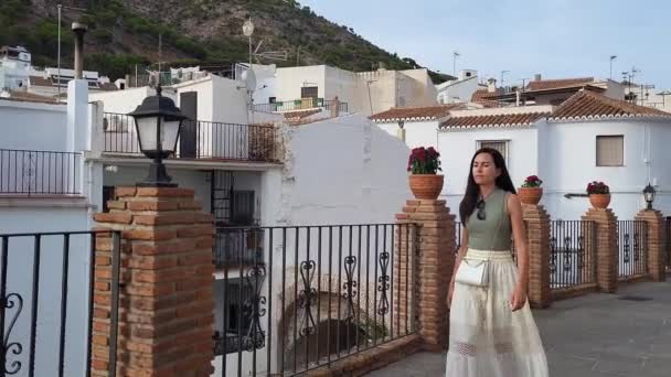 Ung Kaukasisk Kvinna Besöker Typiska Spanska Andalusiska Staden Sakta Backarna — Stockvideo