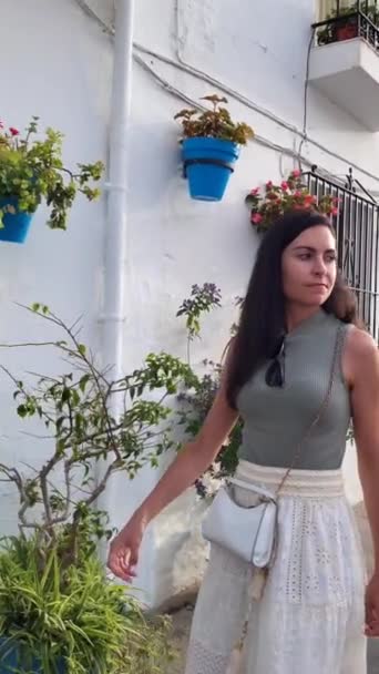 Jovem Caucasiana Visitando Típica Cidade Espanhola Andaluza Com Movimentos Lentos — Vídeo de Stock
