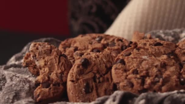 巧克力曲奇饼 大近看侧面 不健康和美味的食物概念 高质量的4K镜头 — 图库视频影像