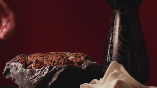 Uma Mão Homem Levar Biscoito Chocolate Tentação Conceito Comida Pouco — Vídeo de Stock