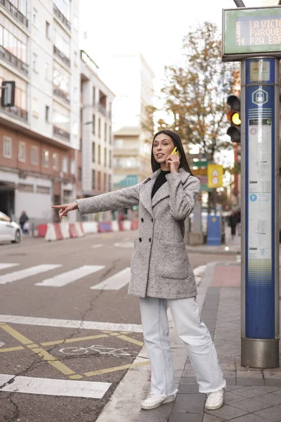 Güzel Brezilyalı Kadın Otobüsü Arıyor Elinde Akıllı Telefon Tutuyor Yüksek — Stok fotoğraf