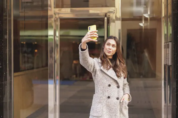 Genç Brezilyalı Kadın Dışarı Çıkmadan Önce Selfie Çekiyor Yüksek Kalite — Stok fotoğraf