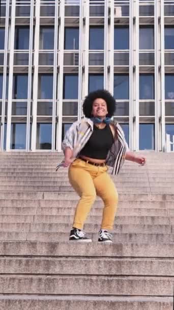 Afro Mujer Milenial Saltando Con Una Gran Sonrisa Las Escaleras — Vídeo de stock
