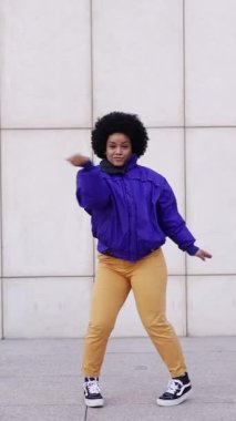 Sosyal medya için dans eden Afro kadın. Moda ve havalı dans. Yüksek kaliteli görüntüler