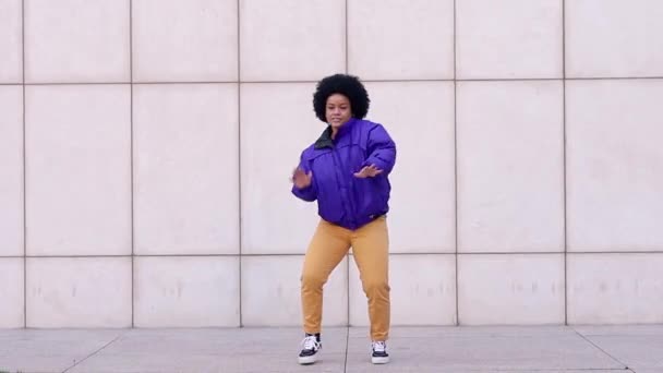 Mulher Afro Dançando Para Mídias Sociais Dança Moda Fixe Imagens — Vídeo de Stock