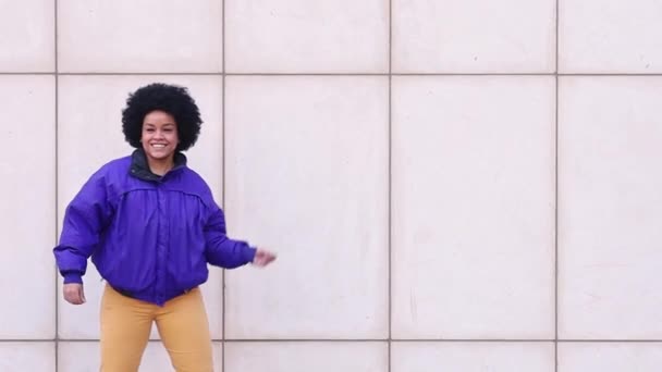Wanita Afro Menari Untuk Media Sosial Salin Ruang Rekaman Fullhd — Stok Video