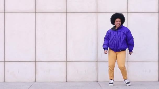 ソーシャルメディアで踊るアフロ女性 スペースをコピーする 高品質のフルHd映像 — ストック動画