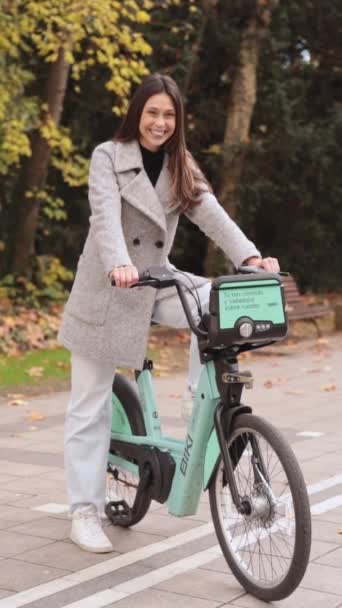 Відео Портрет Молодої Жінки Велосипеді Вона Посміхається Камери Високоякісні Кадри — стокове відео