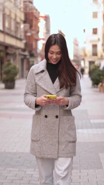 Jeune Femme Latine Utilisant Téléphone Portable Elle Marche Sourit Dans — Video