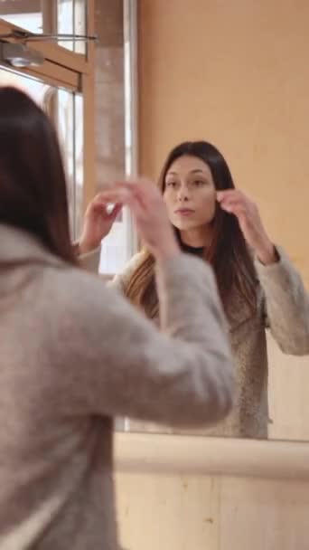 Beleza Jovem Usando Espelho Etnia Latina Ela Está Penteando Cabelo — Vídeo de Stock