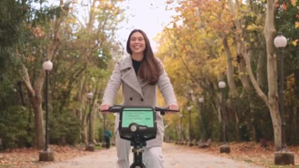 Красивая Женщина Электрическом Велосипеде Парке Довольна Своим Альтернативным Образом Жизни — стоковое видео