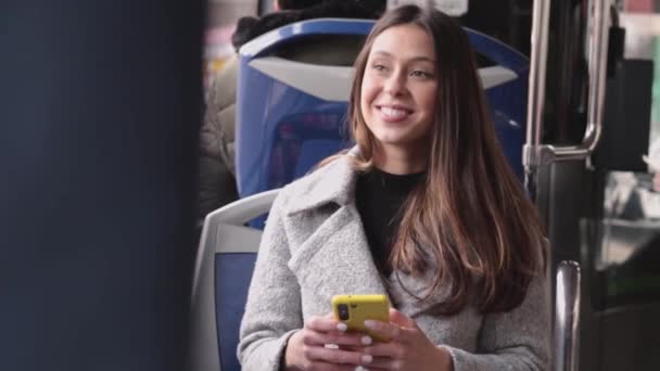 Jeune Femme Dans Bus Utilisant Téléphone Portable Images Haute Qualité — Video