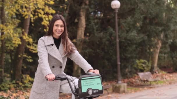 Бразильская Девушка Едет Электрическом Велосипеде Улыбается Камеру Принято Высококачественные Кадры — стоковое видео