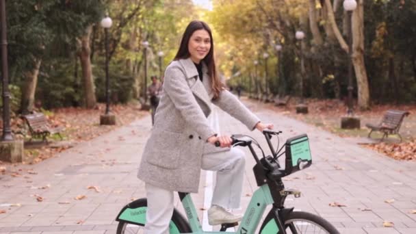 Bella Donna Che Utilizza Una Bici Elettrica Sorridente Filmati Fullhd — Video Stock