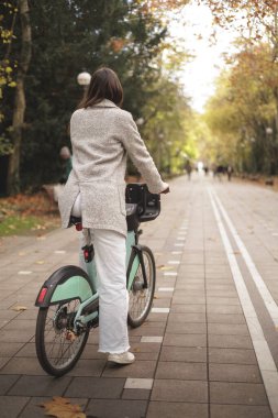 Şehir parkında bisiklete binmeye hazır bir kadın, dikiz aynası, telif alanı. Amaçlar, objetifler, yeni yol kavramı. Yüksek kalite fotoğraf