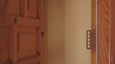 Kırsal bir apartmanın ahşap kapısını kapatan kadının yakın çekim görüntüsü. Yüksek kaliteli FullHD görüntüler
