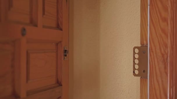 Nahaufnahme Der Frau Hand Schließt Holztür Der Ländlichen Wohnung Hochwertiges — Stockvideo