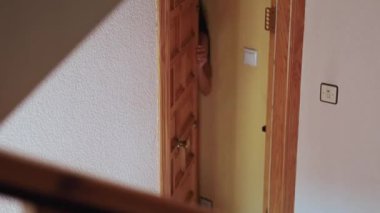 Sırt çantalı genç bir kadın evinin kapısını kapatıp güne başlıyor. Yukarıdan bak. Yüksek kaliteli FullHD görüntüler