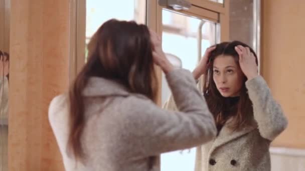 Latin Kökenli Ayna Kullanan Güzel Bir Genç Kadın Geçit Binasının — Stok video