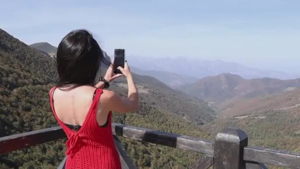 Zadní Pohled Červeně Oblečenou Ženu Fotografující Vrcholu Hory Vysoce Kvalitní — Stock video