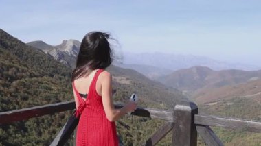 Dağlarda yaşayan bir kadın selfie, gezi ve gezi konseptleri çeker. Yüksek kaliteli FullHD görüntüler