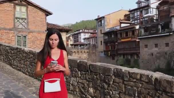 Yolu Bulmak Için Cep Telefonunu Kullanan Kayıp Turist Kadın Yüksek — Stok video