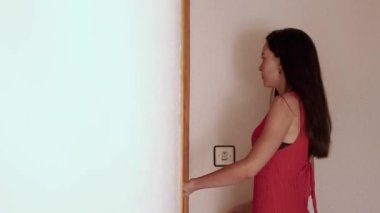 Kırmızı elbiseli genç bir kadın evi terk ediyor, beyaz fotokopi odası. Yüksek kaliteli FullHD görüntüler